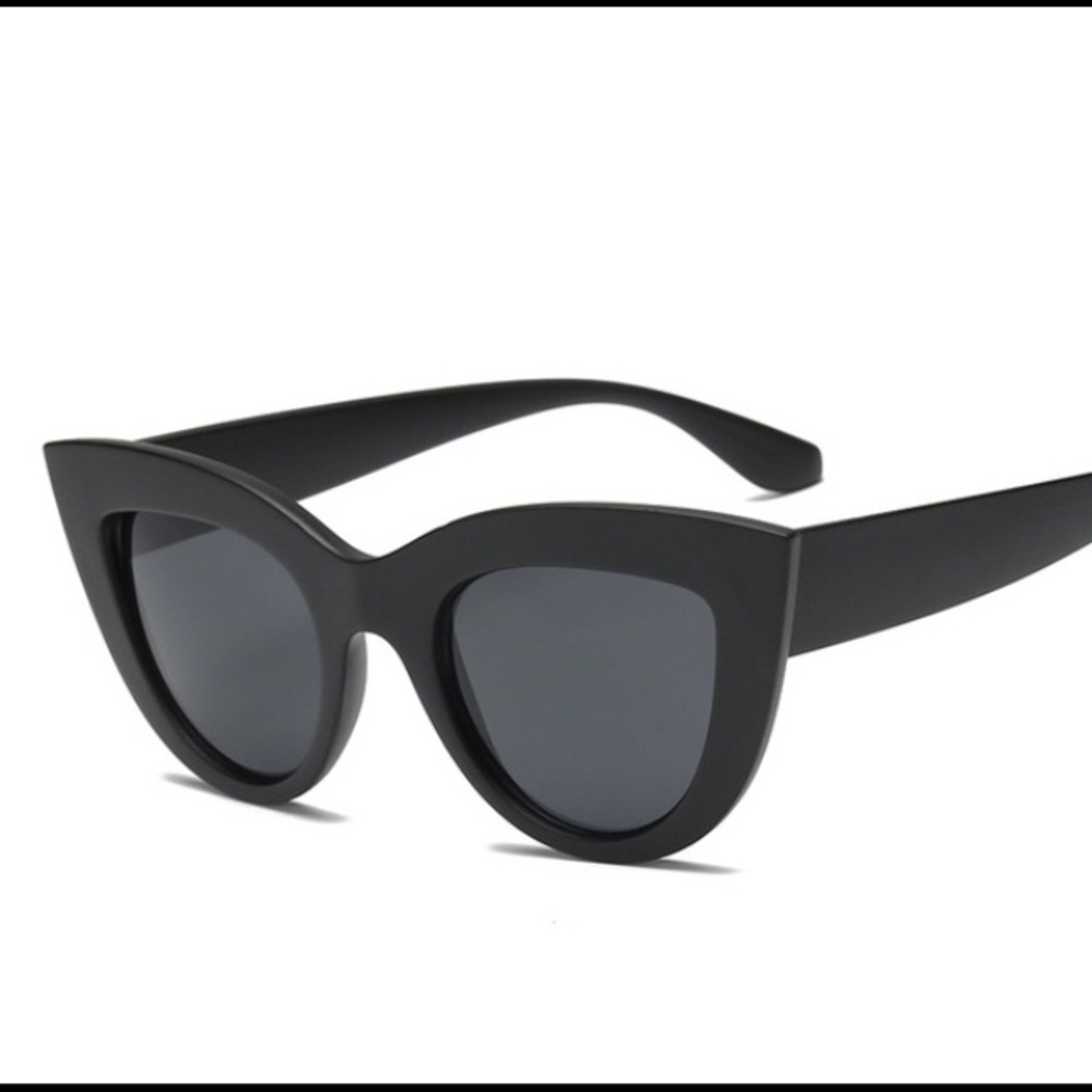 ❤️❤️❤️❤️❤️LAST ONE!!!!➰CAT EYE SUNGLASSES ➰ - Picture 2 of 5